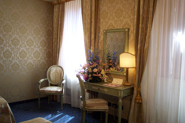 ����� Carlton and Grand Canal, ����