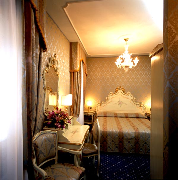 ����� Carlton and Grand Canal, ����